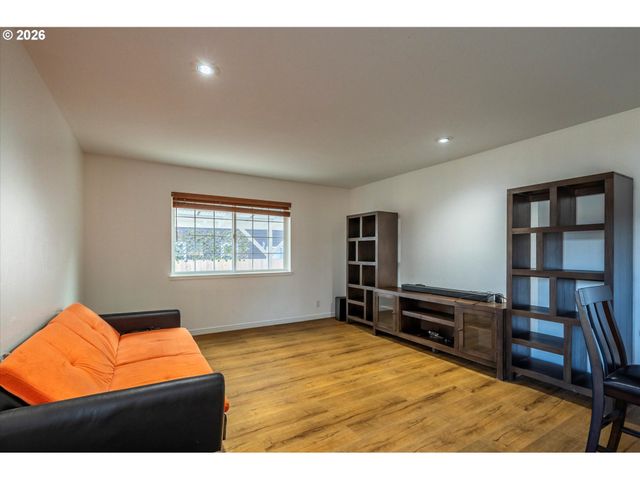 1057 4th St Se, Bandon, OR 97411