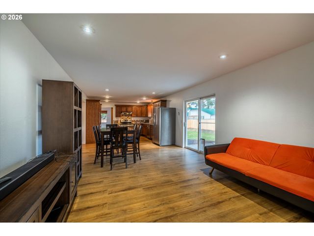 1057 4th St Se, Bandon, OR 97411