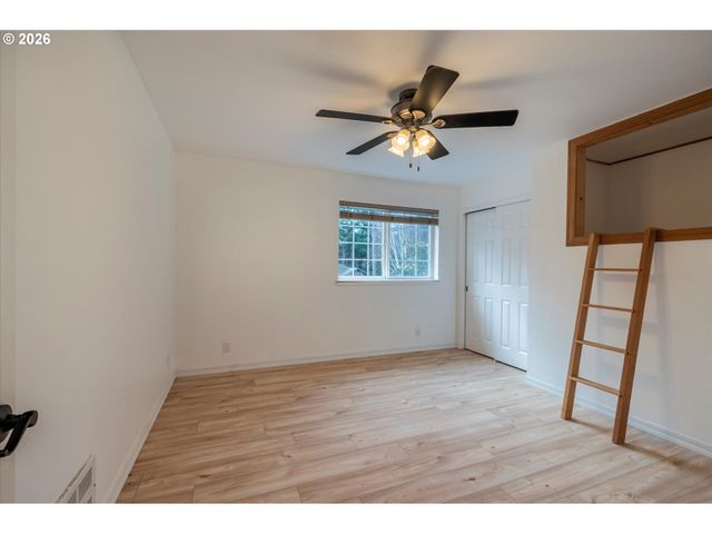 1057 4th St Se, Bandon, OR 97411