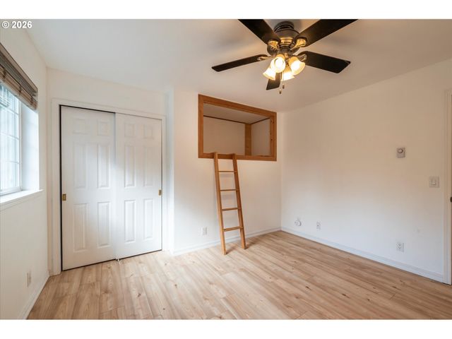 1057 4th St Se, Bandon, OR 97411