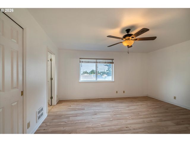 1057 4th St Se, Bandon, OR 97411