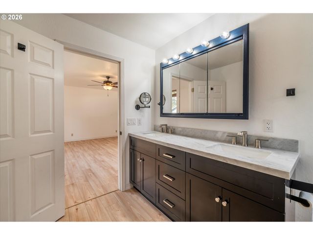 1057 4th St Se, Bandon, OR 97411