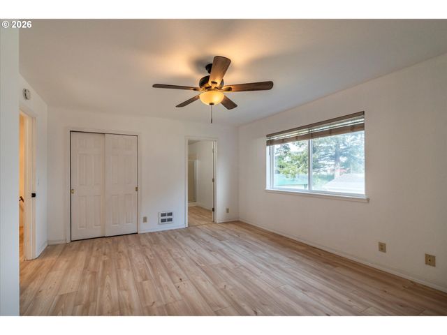 1057 4th St Se, Bandon, OR 97411