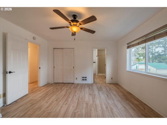 1057 4th St Se, Bandon, OR 97411