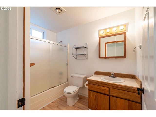 1057 4th St Se, Bandon, OR 97411