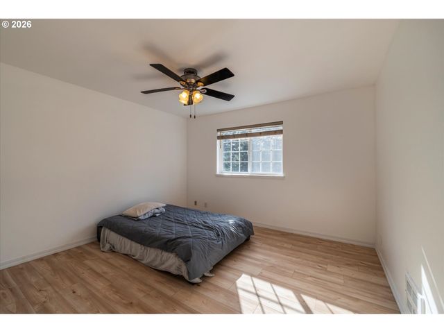 1057 4th St Se, Bandon, OR 97411