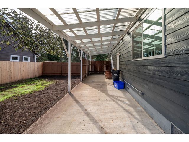 1057 4th St Se, Bandon, OR 97411