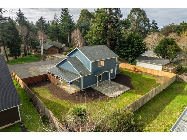 1057 4th St Se, Bandon, OR 97411