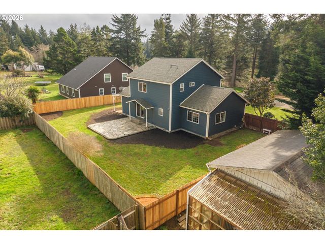 1057 4th St Se, Bandon, OR 97411