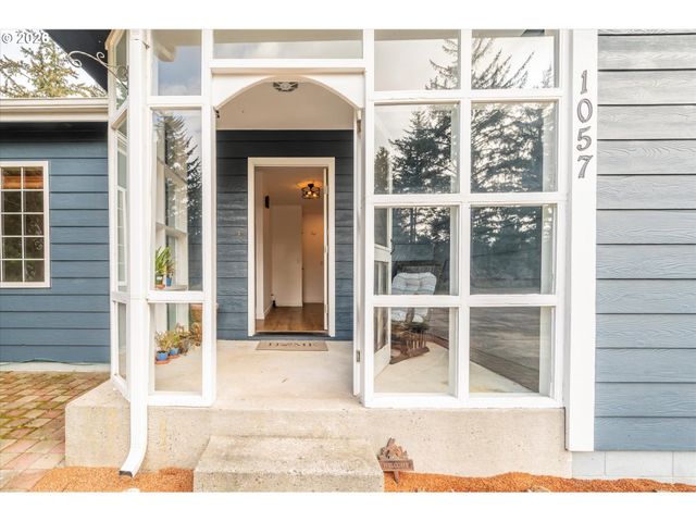 1057 4th St Se, Bandon, OR 97411