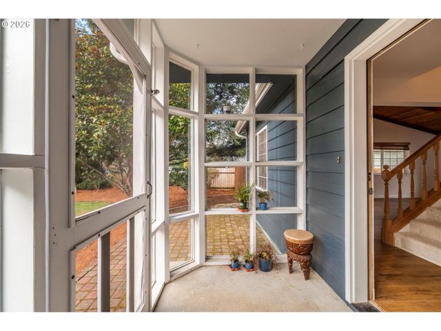 1057 4th St Se, Bandon, OR 97411