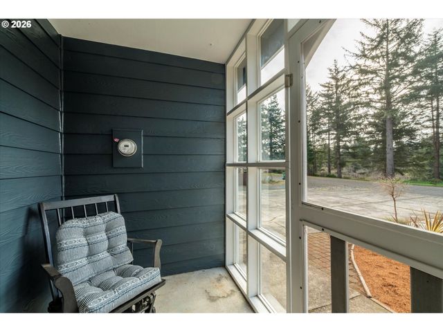 1057 4th St Se, Bandon, OR 97411