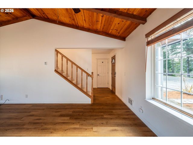 1057 4th St Se, Bandon, OR 97411