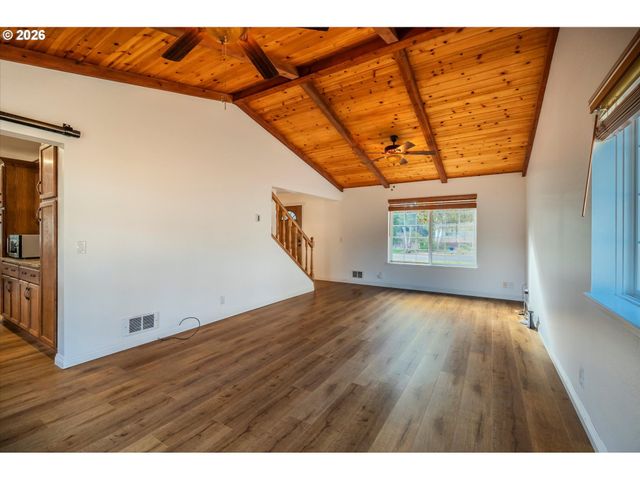 1057 4th St Se, Bandon, OR 97411