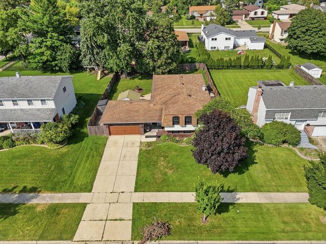 1255 Briarcliffe Boulevard, Wheaton, IL 60189