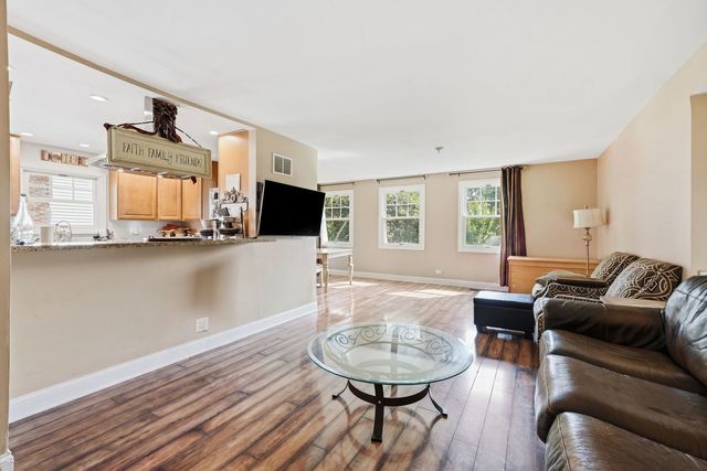 1255 Briarcliffe Boulevard, Wheaton, IL 60189