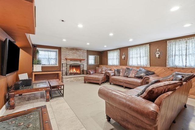 1255 Briarcliffe Boulevard, Wheaton, IL 60189