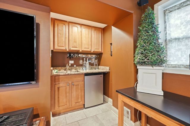 1255 Briarcliffe Boulevard, Wheaton, IL 60189