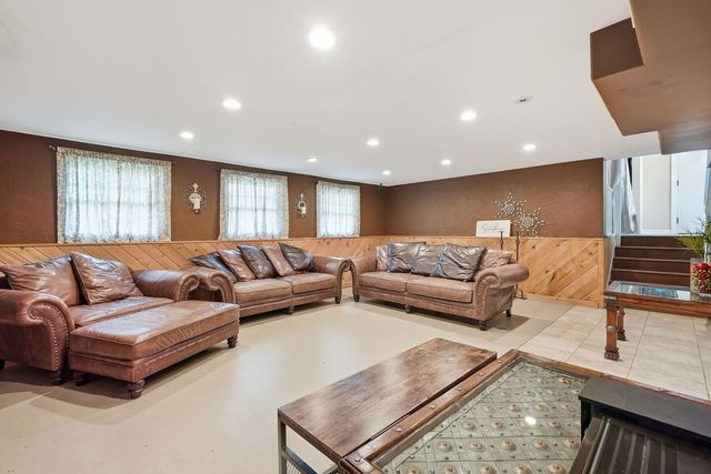 1255 Briarcliffe Boulevard, Wheaton, IL 60189
