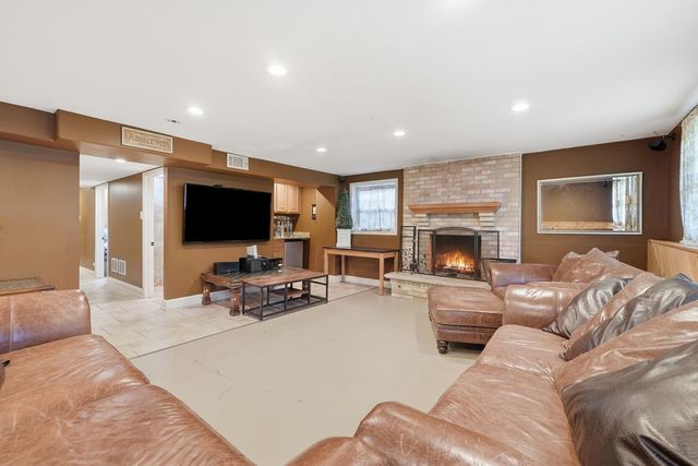 1255 Briarcliffe Boulevard, Wheaton, IL 60189