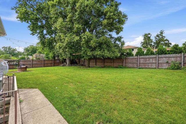 1255 Briarcliffe Boulevard, Wheaton, IL 60189