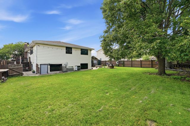 1255 Briarcliffe Boulevard, Wheaton, IL 60189