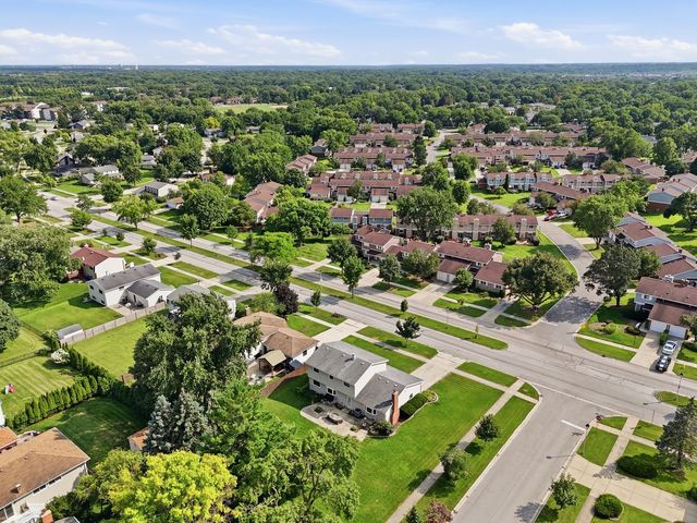 1255 Briarcliffe Boulevard, Wheaton, IL 60189