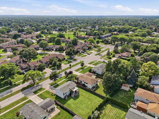 1255 Briarcliffe Boulevard, Wheaton, IL 60189