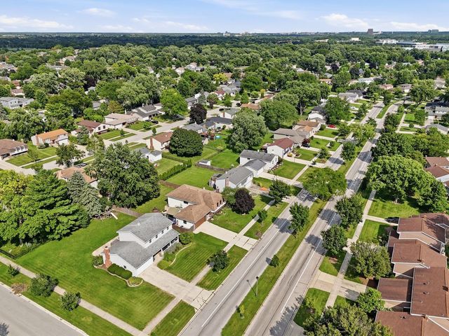 1255 Briarcliffe Boulevard, Wheaton, IL 60189