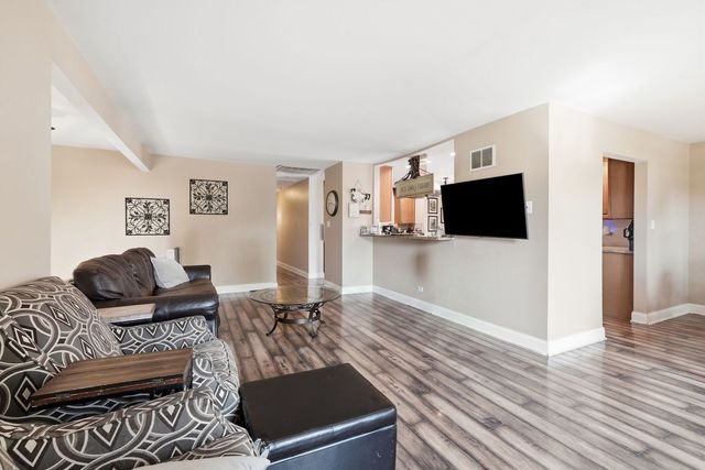 1255 Briarcliffe Boulevard, Wheaton, IL 60189