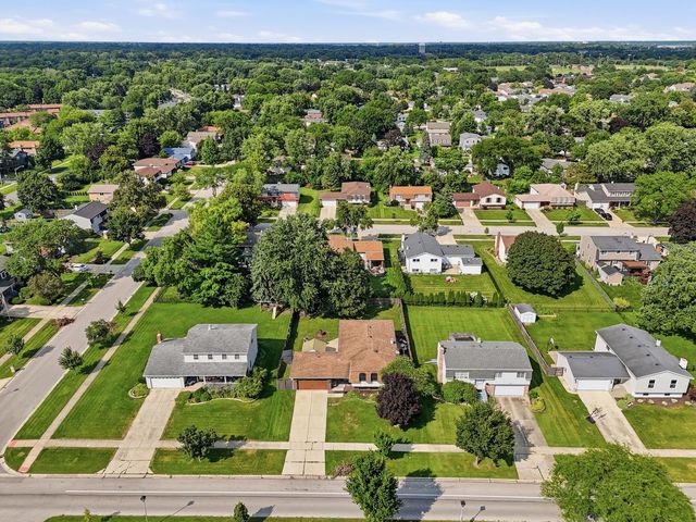 1255 Briarcliffe Boulevard, Wheaton, IL 60189