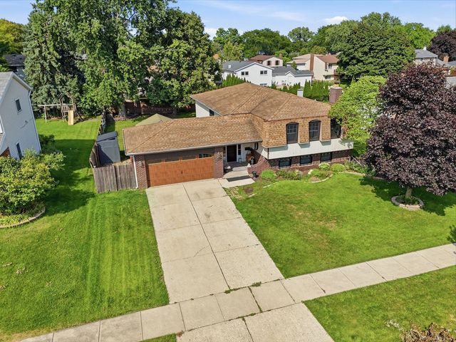 1255 Briarcliffe Boulevard, Wheaton, IL 60189