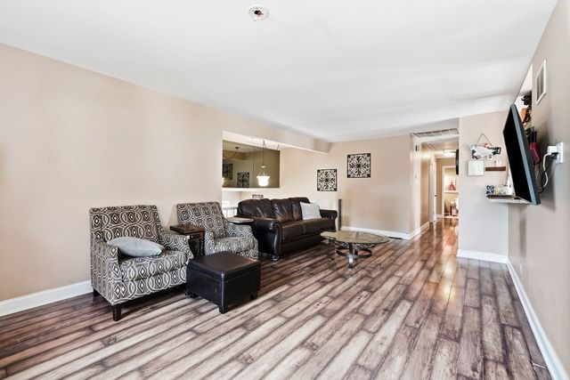 1255 Briarcliffe Boulevard, Wheaton, IL 60189