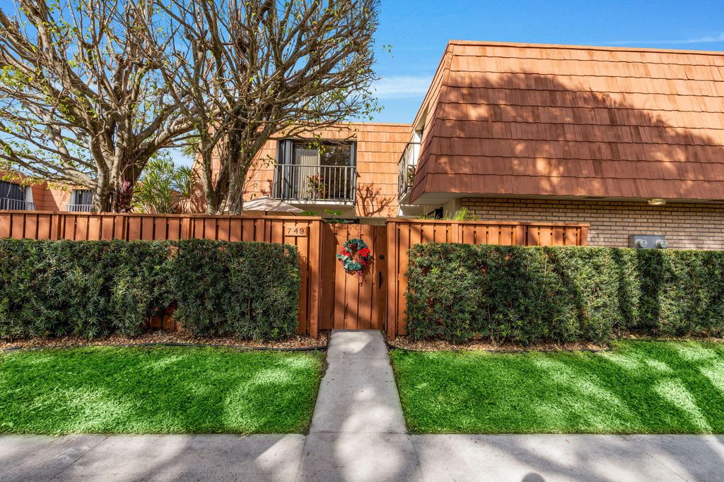 749 Buttonwood Lane, Boynton Beach, FL 33436