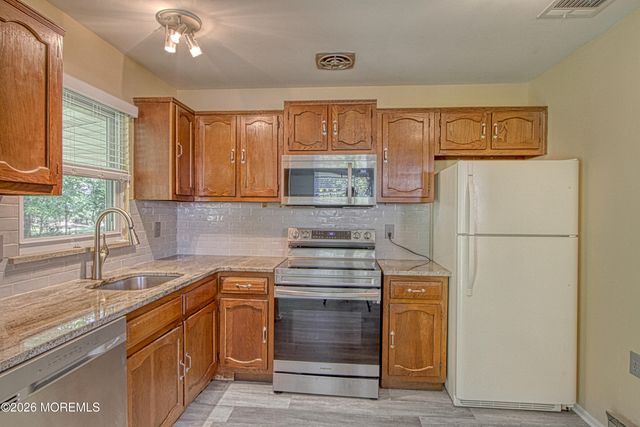 16 Hudson Parkway, Whiting, NJ 08759