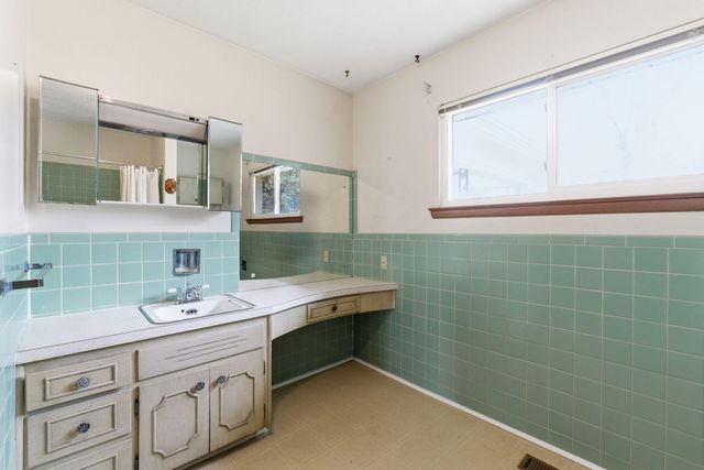 1733 S Lancaster Avenue, Springfield, MO 65807