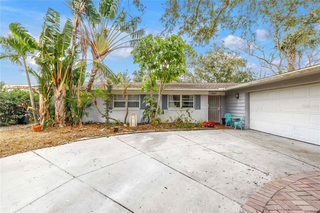 1297 EDEN ISLE BOULEVARD NE, St Petersburg, FL 33702