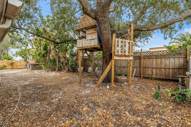 1297 EDEN ISLE BOULEVARD NE, St Petersburg, FL 33702