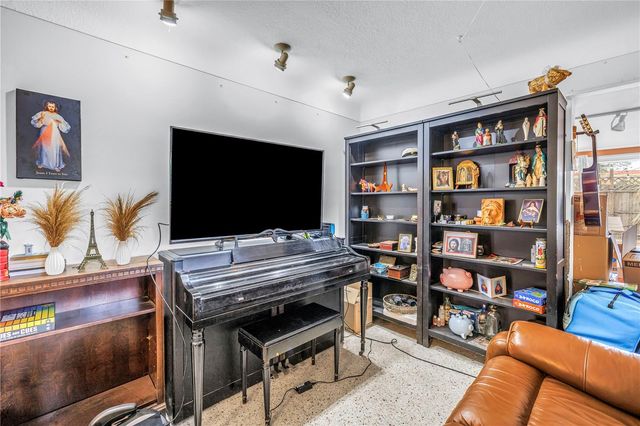 1297 EDEN ISLE BOULEVARD NE, St Petersburg, FL 33702