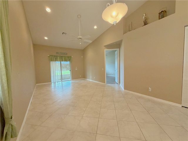 6510 Oxford Circle 101A, Vero Beach, FL 32966