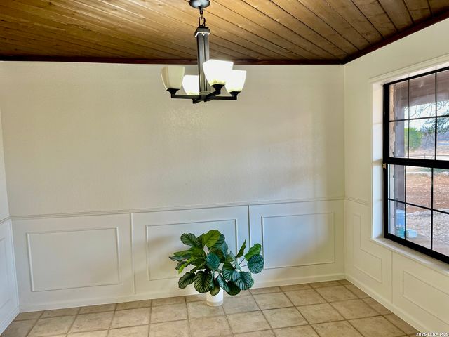 5431 STATE HIGHWAY 173, Devine, TX 78016