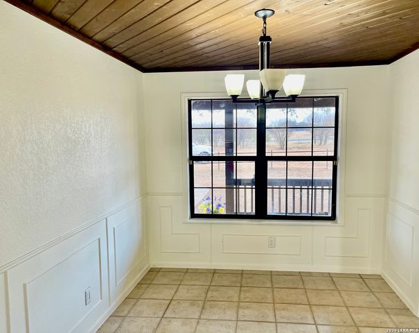 5431 STATE HIGHWAY 173, Devine, TX 78016