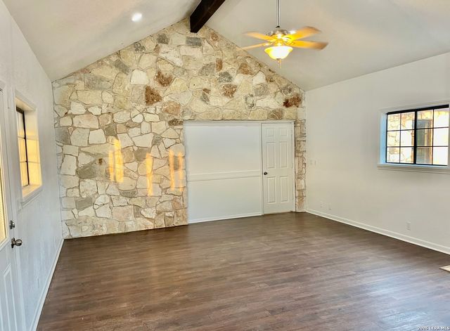 5431 STATE HIGHWAY 173, Devine, TX 78016