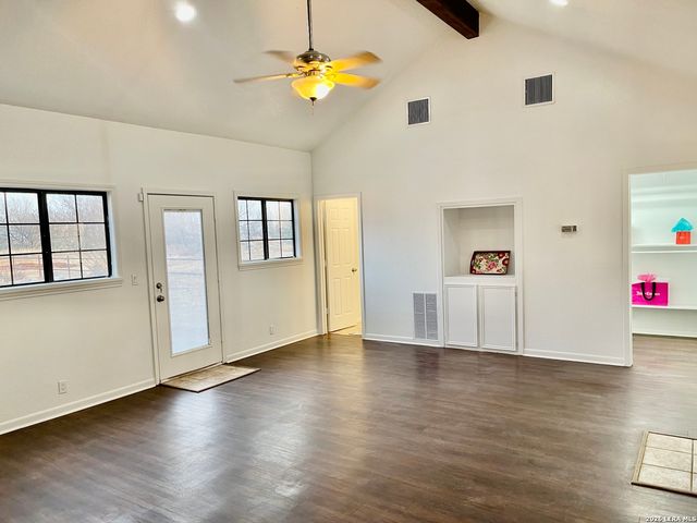 5431 STATE HIGHWAY 173, Devine, TX 78016