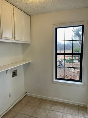 5431 STATE HIGHWAY 173, Devine, TX 78016