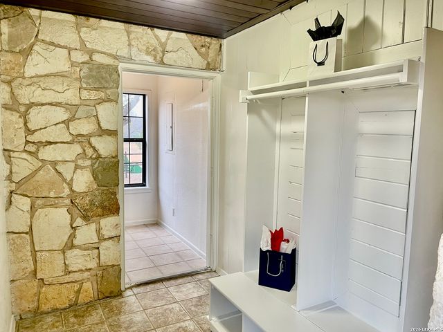 5431 STATE HIGHWAY 173, Devine, TX 78016