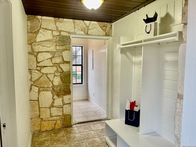 5431 STATE HIGHWAY 173, Devine, TX 78016