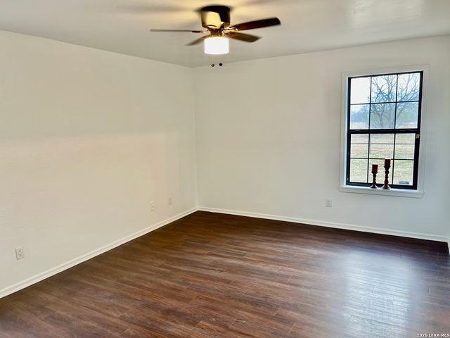 5431 STATE HIGHWAY 173, Devine, TX 78016