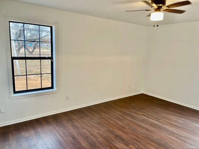 5431 STATE HIGHWAY 173, Devine, TX 78016