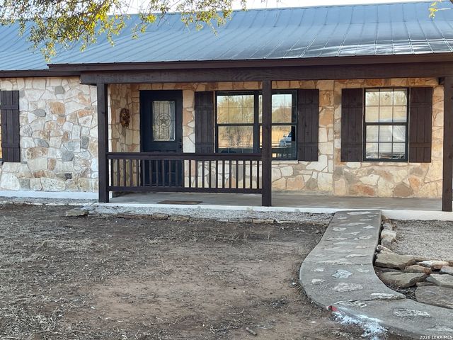 5431 STATE HIGHWAY 173, Devine, TX 78016